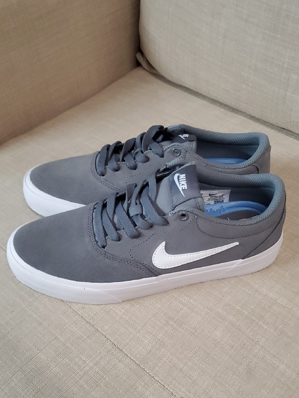 Nike Men’s Gray Skate Sneakers with White Swoosh Size 7